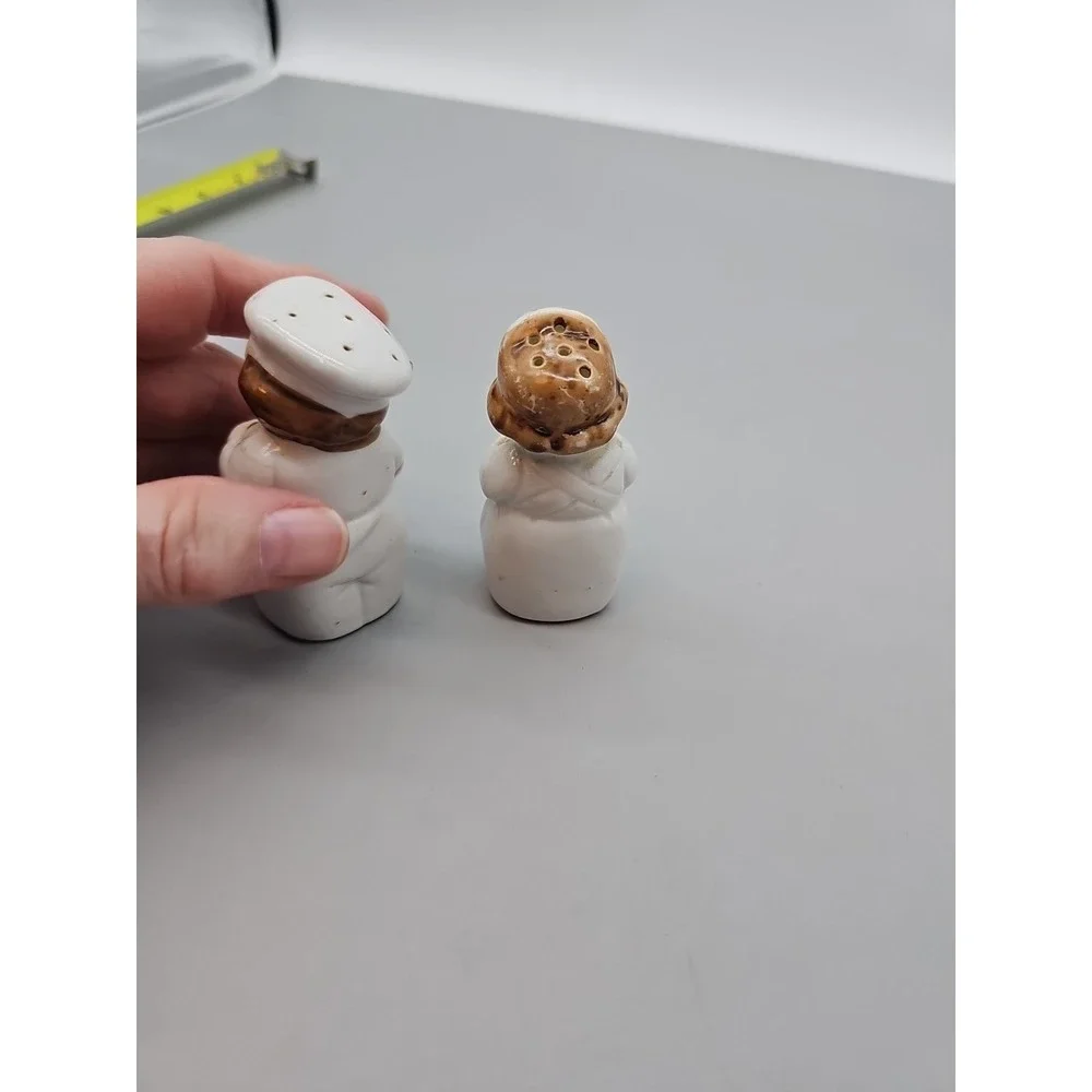 VINTAGE 1950'S PAIR OF HAND PAINTED CERAMIC SALT & PEPPER SHAKERS - CHEF & BAKER